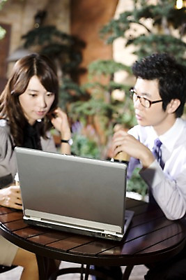 포토 JPG 나무 식물 라이프스타일 커플 여자 남자 안경 여유 비즈니스 탁자 휴식 실내 사람 앉기 동양인 상반신 두명 비즈니스라이프 노트북 컴퓨터 카페 한국인 직장인 비즈니스맨 비즈니스우먼 조경 국내포토 직업 잡화 감정 가구 컨셉 관계 모션 인종 내부 생활 전자제품 상점 파일형식