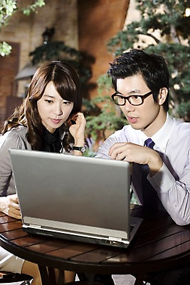 포토 JPG 나무 식물 라이프스타일 커플 여자 남자 안경 여유 비즈니스 탁자 휴식 실내 사람 앉기 동양인 상반신 두명 비즈니스라이프 노트북 컴퓨터 카페 한국인 직장인 비즈니스맨 비즈니스우먼 조경 국내포토 직업 잡화 감정 가구 컨셉 관계 모션 인종 내부 생활 전자제품 상점 파일형식