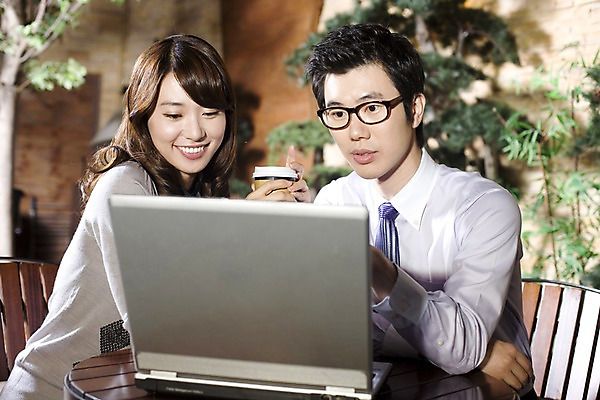 포토 JPG 나무 식물 라이프스타일 커플 여자 남자 안경 여유 커피 의자 비즈니스 탁자 휴식 실내 미소 웃음 들기 사람 앉기 동양인 상반신 두명 비즈니스라이프 노트북 컴퓨터 카페 한국인 직장인 비즈니스맨 비즈니스우먼 조경 테이크아웃 국내포토 직업 잡화 감정 음료 가구 컨셉 관계 모션 표정 인종 내부 생활 전자제품 상점 파일형식