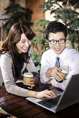 포토 JPG 나무 식물 라이프스타일 커플 여자 남자 안경 여유 커피 비즈니스 탁자 티타임 휴식 실내 미소 웃음 들기 사람 앉기 동양인 상반신 두명 비즈니스라이프 노트북 컴퓨터 카페 한국인 마시기 직장인 비즈니스맨 비즈니스우먼 누름 조경 테이크아웃 국내포토 직업 잡화 감정 음료 가구 컨셉 관계 모션 표정 인종 내부 생활 전자제품 상점 파일형식