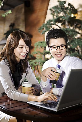 포토 JPG 나무 식물 라이프스타일 커플 여자 남자 안경 여유 커피 비즈니스 탁자 티타임 휴식 실내 미소 웃음 들기 사람 앉기 동양인 상반신 두명 비즈니스라이프 노트북 컴퓨터 카페 한국인 마시기 직장인 비즈니스맨 비즈니스우먼 누름 조경 테이크아웃 국내포토 직업 잡화 감정 음료 가구 컨셉 관계 모션 표정 인종 내부 생활 전자제품 상점 파일형식