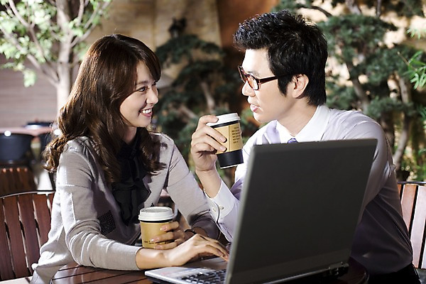 포토 JPG 나무 식물 라이프스타일 커플 여자 남자 안경 여유 커피 의자 비즈니스 탁자 티타임 휴식 실내 대화 미소 웃음 들기 사람 앉기 동양인 상반신 두명 비즈니스라이프 노트북 컴퓨터 마주보기 카페 한국인 마시기 직장인 비즈니스맨 비즈니스우먼 조경 테이크아웃 국내포토 직업 잡화 감정 음료 가구 컨셉 관계 모션 표정 말하기 인종 내부 생활 전자제품 상점 파일형식