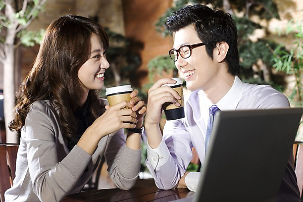포토 JPG 나무 식물 라이프스타일 커플 여자 남자 안경 여유 커피 의자 비즈니스 탁자 티타임 휴식 실내 미소 웃음 들기 사람 앉기 동양인 상반신 두명 비즈니스라이프 노트북 컴퓨터 카페 한국인 마시기 직장인 비즈니스맨 비즈니스우먼 조경 테이크아웃 국내포토 직업 잡화 감정 음료 가구 컨셉 관계 모션 표정 인종 내부 생활 전자제품 상점 파일형식