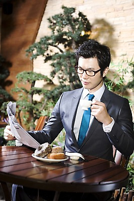 포토 JPG 나무 식물 라이프스타일 그릇 접시 남자 안경 여유 커피 빵 의자 비즈니스 탁자 티타임 휴식 실내 한명 들기 사람 앉기 동양인 정장 상반신 20대 성인 비즈니스라이프 카페 한국인 마시기 직장인 비즈니스맨 신문 도넛 커피잔 조경 남자만 남자한명만 성인남자만 청년만 청년남자만 청년남자한명만 성인한명만 성인남자한명만 성인만 국내포토 직업 1 식기 잡화 옷 감정 음료 음식 가구 컨셉 모션 디저트 잔 인종 청년 내부 생활 간행물 상점 뉴스 파일형식