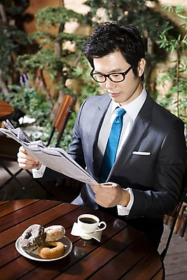 포토 JPG 나무 식물 라이프스타일 그릇 접시 남자 안경 여유 커피 빵 의자 비즈니스 탁자 티타임 휴식 실내 한명 들기 사람 앉기 동양인 정장 상반신 20대 성인 비즈니스라이프 카페 한국인 마시기 직장인 비즈니스맨 신문 도넛 커피잔 조경 남자만 남자한명만 성인남자만 청년만 청년남자만 청년남자한명만 성인한명만 성인남자한명만 성인만 국내포토 직업 1 식기 잡화 옷 감정 음료 음식 가구 컨셉 모션 디저트 잔 인종 청년 내부 생활 간행물 상점 뉴스 파일형식