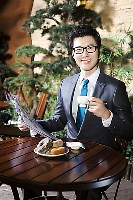 포토 JPG 나무 식물 라이프스타일 그릇 접시 남자 안경 여유 커피 빵 의자 비즈니스 탁자 티타임 휴식 실내 한명 미소 웃음 들기 사람 앉기 동양인 정장 상반신 20대 성인 비즈니스라이프 카페 한국인 마시기 직장인 비즈니스맨 신문 도넛 커피잔 조경 남자만 남자한명만 성인남자만 청년만 청년남자만 청년남자한명만 성인한명만 성인남자한명만 성인만 국내포토 직업 1 식기 잡화 옷 감정 음료 음식 가구 컨셉 모션 디저트 잔 표정 인종 청년 내부 생활 간행물 상점 뉴스 파일형식