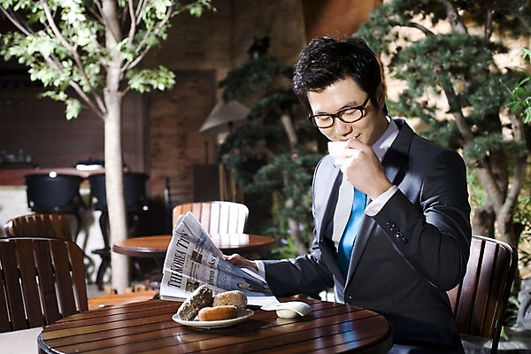 포토 JPG 나무 식물 라이프스타일 그릇 접시 남자 안경 여유 커피 빵 의자 비즈니스 탁자 티타임 휴식 실내 한명 미소 웃음 들기 사람 앉기 동양인 정장 상반신 20대 성인 비즈니스라이프 카페 한국인 마시기 직장인 비즈니스맨 신문 도넛 커피잔 조경 남자만 남자한명만 성인남자만 청년만 청년남자만 청년남자한명만 성인한명만 성인남자한명만 성인만 국내포토 직업 1 식기 잡화 옷 감정 음료 음식 가구 컨셉 모션 디저트 잔 표정 인종 청년 내부 생활 간행물 상점 뉴스 파일형식