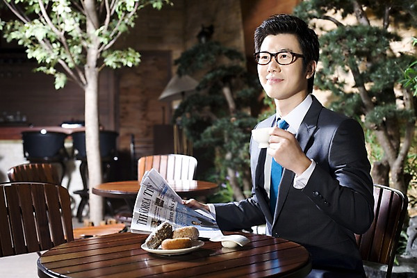 포토 JPG 나무 식물 라이프스타일 그릇 접시 남자 안경 여유 커피 빵 의자 비즈니스 탁자 티타임 휴식 실내 한명 미소 웃음 들기 사람 앉기 동양인 정장 상반신 20대 성인 비즈니스라이프 카페 한국인 마시기 직장인 비즈니스맨 신문 도넛 커피잔 조경 남자만 남자한명만 성인남자만 청년만 청년남자만 청년남자한명만 성인한명만 성인남자한명만 성인만 국내포토 직업 1 식기 잡화 옷 감정 음료 음식 가구 컨셉 모션 디저트 잔 표정 인종 청년 내부 생활 간행물 상점 뉴스 파일형식