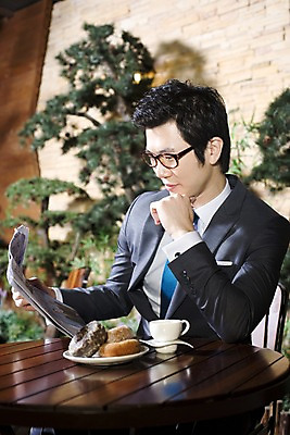 포토 JPG 나무 식물 라이프스타일 그릇 접시 응시 남자 안경 여유 커피 빵 비즈니스 탁자 티타임 휴식 실내 한명 미소 웃음 들기 사람 앉기 동양인 정장 상반신 20대 성인 비즈니스라이프 턱괴기 카페 한국인 마시기 직장인 비즈니스맨 신문 도넛 커피잔 조경 남자만 남자한명만 성인남자만 청년만 청년남자만 청년남자한명만 성인한명만 성인남자한명만 성인만 국내포토 직업 1 식기 시선 잡화 옷 감정 음료 음식 가구 컨셉 모션 디저트 잔 표정 인종 청년 내부 생활 간행물 상점 뉴스 파일형식