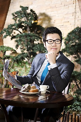 포토 JPG 나무 식물 라이프스타일 그릇 접시 남자 안경 여유 커피 빵 비즈니스 탁자 티타임 휴식 실내 한명 미소 웃음 들기 사람 앉기 동양인 정장 상반신 20대 성인 비즈니스라이프 턱괴기 카페 한국인 마시기 직장인 비즈니스맨 신문 도넛 커피잔 조경 남자만 남자한명만 성인남자만 청년만 청년남자만 청년남자한명만 성인한명만 성인남자한명만 성인만 국내포토 직업 1 식기 잡화 옷 감정 음료 음식 가구 컨셉 모션 디저트 잔 표정 인종 청년 내부 생활 간행물 상점 뉴스 파일형식