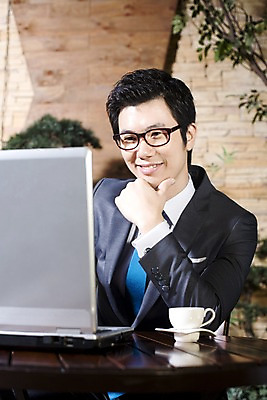 포토 JPG 나무 식물 라이프스타일 남자 안경 여유 커피 비즈니스 탁자 티타임 휴식 실내 한명 미소 웃음 사람 앉기 동양인 정장 상반신 20대 성인 비즈니스라이프 노트북 컴퓨터 턱괴기 카페 한국인 마시기 직장인 비즈니스맨 커피잔 조경 남자만 남자한명만 성인남자만 청년만 청년남자만 청년남자한명만 성인한명만 성인남자한명만 성인만 국내포토 직업 1 잡화 옷 감정 음료 가구 컨셉 모션 잔 표정 인종 청년 내부 생활 전자제품 상점 파일형식