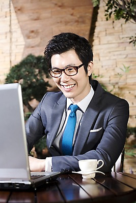 포토 JPG 나무 식물 라이프스타일 남자 안경 여유 커피 비즈니스 탁자 티타임 휴식 실내 한명 미소 웃음 사람 앉기 동양인 정장 상반신 20대 성인 비즈니스라이프 노트북 컴퓨터 카페 한국인 마시기 직장인 비즈니스맨 커피잔 조경 남자만 남자한명만 성인남자만 청년만 청년남자만 청년남자한명만 성인한명만 성인남자한명만 성인만 국내포토 직업 1 잡화 옷 감정 음료 가구 컨셉 모션 잔 표정 인종 청년 내부 생활 전자제품 상점 파일형식