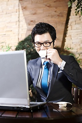 포토 JPG 나무 식물 라이프스타일 남자 안경 여유 커피 비즈니스 탁자 티타임 휴식 실내 한명 미소 웃음 사람 앉기 동양인 정장 상반신 20대 성인 비즈니스라이프 노트북 컴퓨터 카페 한국인 마시기 직장인 비즈니스맨 커피잔 조경 남자만 남자한명만 성인남자만 청년만 청년남자만 청년남자한명만 성인한명만 성인남자한명만 성인만 국내포토 직업 1 잡화 옷 감정 음료 가구 컨셉 모션 잔 표정 인종 청년 내부 생활 전자제품 상점 파일형식