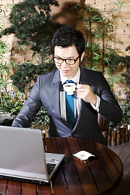 포토 JPG 나무 식물 라이프스타일 남자 여유 커피 비즈니스 탁자 티타임 휴식 실내 한명 미소 웃음 사람 앉기 동양인 정장 상반신 20대 성인 비즈니스라이프 카페 한국인 마시기 직장인 비즈니스맨 커피잔 조경 남자만 남자한명만 성인남자만 청년만 청년남자만 청년남자한명만 성인한명만 성인남자한명만 성인만 국내포토 직업 1 옷 감정 음료 가구 컨셉 모션 잔 표정 인종 청년 내부 생활 상점 파일형식