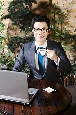 포토 JPG 나무 식물 라이프스타일 남자 안경 여유 커피 비즈니스 탁자 티타임 휴식 실내 한명 미소 웃음 들기 사람 앉기 동양인 정장 상반신 20대 성인 비즈니스라이프 노트북 컴퓨터 카페 한국인 마시기 직장인 비즈니스맨 커피잔 조경 남자만 남자한명만 성인남자만 청년만 청년남자만 청년남자한명만 성인한명만 성인남자한명만 성인만 국내포토 직업 1 잡화 옷 감정 음료 가구 컨셉 모션 잔 표정 인종 청년 내부 생활 전자제품 상점 파일형식