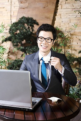 포토 JPG 나무 식물 라이프스타일 남자 안경 여유 커피 비즈니스 탁자 티타임 휴식 실내 한명 미소 웃음 들기 사람 앉기 동양인 정장 상반신 20대 성인 비즈니스라이프 노트북 컴퓨터 카페 한국인 마시기 직장인 비즈니스맨 커피잔 조경 남자만 남자한명만 성인남자만 청년만 청년남자만 청년남자한명만 성인한명만 성인남자한명만 성인만 국내포토 직업 1 잡화 옷 감정 음료 가구 컨셉 모션 잔 표정 인종 청년 내부 생활 전자제품 상점 파일형식