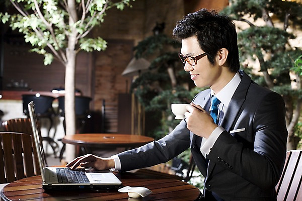 포토 JPG 나무 식물 라이프스타일 남자 여유 커피 비즈니스 탁자 티타임 휴식 실내 한명 미소 웃음 사람 앉기 동양인 정장 상반신 20대 성인 비즈니스라이프 카페 한국인 마시기 직장인 비즈니스맨 커피잔 조경 남자만 남자한명만 성인남자만 청년만 청년남자만 청년남자한명만 성인한명만 성인남자한명만 성인만 국내포토 직업 1 옷 감정 음료 가구 컨셉 모션 잔 표정 인종 청년 내부 생활 상점 파일형식