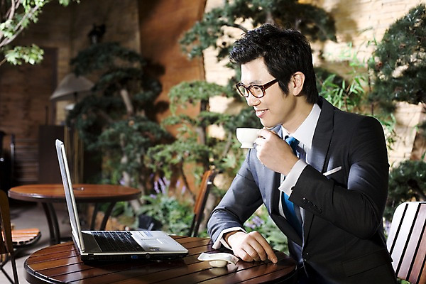 포토 JPG 나무 식물 라이프스타일 남자 안경 여유 커피 비즈니스 탁자 티타임 휴식 실내 한명 미소 웃음 들기 사람 앉기 동양인 정장 상반신 20대 성인 비즈니스라이프 노트북 컴퓨터 카페 한국인 마시기 직장인 비즈니스맨 커피잔 조경 남자만 남자한명만 성인남자만 청년만 청년남자만 청년남자한명만 성인한명만 성인남자한명만 성인만 국내포토 직업 1 잡화 옷 감정 음료 가구 컨셉 모션 잔 표정 인종 청년 내부 생활 전자제품 상점 파일형식