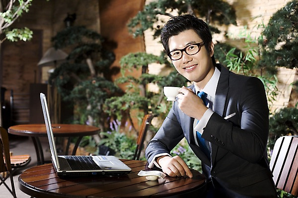 포토 JPG 나무 식물 라이프스타일 남자 안경 여유 커피 의자 비즈니스 탁자 티타임 휴식 실내 한명 미소 웃음 사람 앉기 동양인 정장 상반신 20대 성인 비즈니스라이프 노트북 컴퓨터 카페 한국인 마시기 직장인 비즈니스맨 커피잔 조경 남자만 남자한명만 성인남자만 청년만 청년남자만 청년남자한명만 성인한명만 성인남자한명만 성인만 국내포토 직업 1 잡화 옷 감정 음료 가구 컨셉 모션 잔 표정 인종 청년 내부 생활 전자제품 상점 파일형식