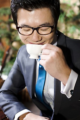 포토 JPG 나무 식물 라이프스타일 남자 안경 여유 커피 비즈니스 티타임 휴식 실내 한명 미소 웃음 사람 앉기 동양인 정장 근접촬영 상반신 20대 성인 비즈니스라이프 카페 한국인 마시기 직장인 비즈니스맨 커피잔 조경 남자만 남자한명만 성인남자만 청년만 청년남자만 청년남자한명만 성인한명만 성인남자한명만 성인만 국내포토 직업 1 잡화 옷 감정 음료 뷰포인트 컨셉 모션 잔 표정 인종 청년 내부 생활 상점 파일형식