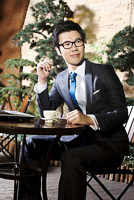 포토 JPG 나무 식물 라이프스타일 남자 안경 여유 커피 포즈 의자 비즈니스 탁자 티타임 휴식 실내 한명 미소 웃음 사람 앉기 동양인 정장 상반신 20대 성인 비즈니스라이프 노트북 컴퓨터 카페 한국인 마시기 직장인 비즈니스맨 커피잔 조경 남자만 남자한명만 성인남자만 청년만 청년남자만 청년남자한명만 성인한명만 성인남자한명만 성인만 국내포토 직업 1 잡화 옷 감정 음료 가구 컨셉 모션 잔 표정 인종 청년 내부 생활 전자제품 상점 파일형식