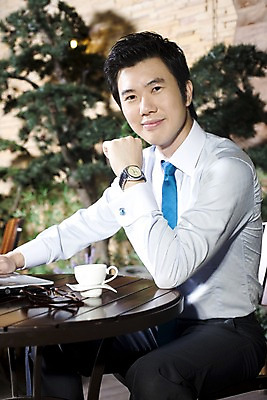 포토 JPG 나무 식물 라이프스타일 남자 안경 여유 커피 포즈 비즈니스 탁자 티타임 휴식 실내 한명 미소 웃음 사람 앉기 동양인 상반신 20대 성인 비즈니스라이프 카페 한국인 마시기 직장인 비즈니스맨 커피잔 조경 남자만 남자한명만 성인남자만 청년만 청년남자만 청년남자한명만 성인한명만 성인남자한명만 성인만 국내포토 직업 1 잡화 감정 음료 가구 컨셉 모션 잔 표정 인종 청년 내부 생활 상점 파일형식