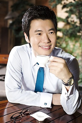 포토 JPG 나무 식물 라이프스타일 남자 여유 커피 비즈니스 탁자 티타임 휴식 실내 한명 미소 웃음 들기 사람 앉기 동양인 상반신 20대 성인 비즈니스라이프 카페 한국인 마시기 직장인 비즈니스맨 커피잔 조경 남자만 남자한명만 성인남자만 청년만 청년남자만 청년남자한명만 성인한명만 성인남자한명만 성인만 국내포토 직업 1 감정 음료 가구 컨셉 모션 잔 표정 인종 청년 내부 생활 상점 파일형식