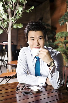 포토 JPG 나무 식물 라이프스타일 남자 안경 여유 커피 비즈니스 탁자 티타임 휴식 실내 한명 미소 웃음 사람 앉기 동양인 상반신 20대 성인 비즈니스라이프 카페 한국인 마시기 직장인 비즈니스맨 커피잔 조경 남자만 남자한명만 성인남자만 청년만 청년남자만 청년남자한명만 성인한명만 성인남자한명만 성인만 국내포토 직업 1 잡화 감정 음료 가구 컨셉 모션 잔 표정 인종 청년 내부 생활 상점 파일형식