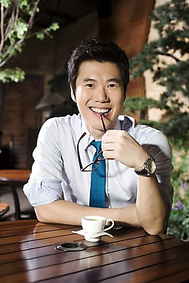 포토 JPG 나무 식물 라이프스타일 남자 안경 여유 커피 비즈니스 탁자 티타임 휴식 실내 한명 미소 웃음 들기 사람 앉기 동양인 상반신 20대 성인 비즈니스라이프 카페 한국인 마시기 직장인 비즈니스맨 커피잔 조경 남자만 남자한명만 성인남자만 청년만 청년남자만 청년남자한명만 성인한명만 성인남자한명만 성인만 국내포토 직업 1 잡화 감정 음료 가구 컨셉 모션 잔 표정 인종 청년 내부 생활 상점 파일형식