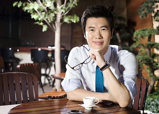 포토 JPG 나무 식물 라이프스타일 남자 안경 여유 커피 의자 비즈니스 탁자 티타임 휴식 실내 한명 미소 웃음 사람 앉기 동양인 상반신 20대 성인 비즈니스라이프 카페 한국인 마시기 직장인 비즈니스맨 벗기 커피잔 조경 남자만 남자한명만 성인남자만 청년만 청년남자만 청년남자한명만 성인한명만 성인남자한명만 성인만 국내포토 직업 1 잡화 감정 음료 가구 컨셉 모션 잔 표정 인종 청년 내부 생활 상점 파일형식