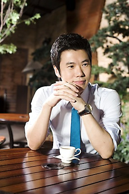 포토 JPG 나무 식물 라이프스타일 남자 여유 커피 비즈니스 탁자 티타임 휴식 실내 한명 사람 앉기 동양인 상반신 20대 성인 비즈니스라이프 카페 한국인 마시기 직장인 비즈니스맨 커피잔 깍지 조경 남자만 남자한명만 성인남자만 청년만 청년남자만 청년남자한명만 성인한명만 성인남자한명만 성인만 국내포토 직업 1 감정 음료 가구 컨셉 모션 잔 인종 손짓 청년 내부 생활 상점 파일형식