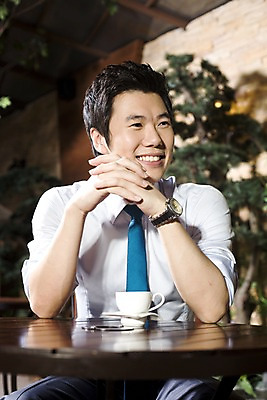 포토 JPG 나무 식물 라이프스타일 남자 여유 커피 비즈니스 탁자 티타임 휴식 실내 한명 미소 웃음 사람 앉기 동양인 상반신 20대 성인 비즈니스라이프 카페 한국인 마시기 직장인 비즈니스맨 커피잔 깍지 조경 남자만 남자한명만 성인남자만 청년만 청년남자만 청년남자한명만 성인한명만 성인남자한명만 성인만 국내포토 직업 1 감정 음료 가구 컨셉 모션 잔 표정 인종 손짓 청년 내부 생활 상점 파일형식