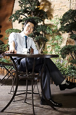 포토 JPG 전신 나무 식물 라이프스타일 남자 여유 커피 비즈니스 탁자 티타임 휴식 실내 한명 미소 웃음 사람 앉기 동양인 20대 성인 비즈니스라이프 카페 한국인 마시기 다리꼬기 직장인 비즈니스맨 커피잔 조경 남자만 남자한명만 성인남자만 청년만 청년남자만 청년남자한명만 성인한명만 성인남자한명만 성인만 국내포토 직업 1 감정 음료 가구 컨셉 모션 잔 표정 인종 청년 내부 생활 상점 파일형식
