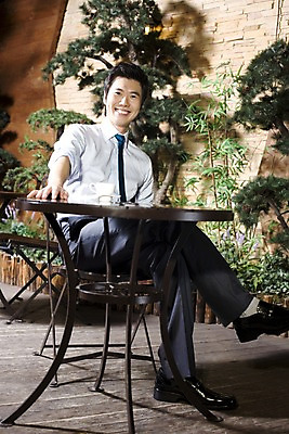 포토 JPG 전신 나무 식물 라이프스타일 남자 여유 커피 비즈니스 탁자 티타임 휴식 실내 한명 미소 웃음 사람 앉기 동양인 20대 성인 비즈니스라이프 카페 한국인 마시기 다리꼬기 직장인 비즈니스맨 커피잔 조경 남자만 남자한명만 성인남자만 청년만 청년남자만 청년남자한명만 성인한명만 성인남자한명만 성인만 국내포토 직업 1 감정 음료 가구 컨셉 모션 잔 표정 인종 청년 내부 생활 상점 파일형식