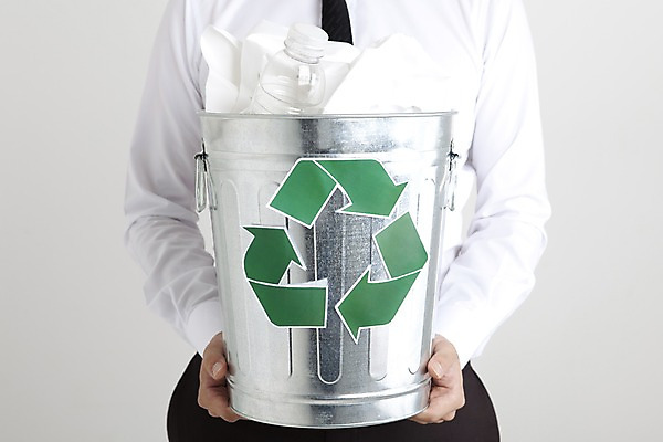 포토 JPG 스튜디오촬영 종이 생활용품 실내 들기 사람 자연보호 환경 재활용 쓰레기통 쓰레기 사회이슈 심볼 순환 에너지절약 페트병 재활용품 플라스틱병 국내포토 컨셉 모션 자연 내부 에너지 절약 보호 플라스틱 오브젝트 친환경 병_담는 파일형식