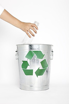 포토 JPG 스튜디오촬영 손 생활용품 실내 자연보호 환경 재활용 쓰레기통 버리기 사회이슈 심볼 순환 에너지절약 분리수거 페트병 플라스틱병 국내포토 컨셉 모션 자연 내부 신체부위 에너지 절약 보호 플라스틱 오브젝트 친환경 병_담는 파일형식