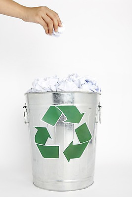 포토 JPG 스튜디오촬영 손 종이 생활용품 실내 자연보호 환경 재활용 쓰레기통 버리기 사회이슈 심볼 순환 에너지절약 분리수거 종이뭉치 폐휴지 국내포토 컨셉 모션 자연 내부 신체부위 에너지 절약 화장지 보호 쓰레기 오브젝트 친환경 뭉치 파일형식