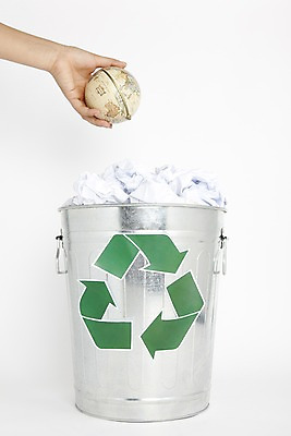 포토 JPG 스튜디오촬영 손 종이 생활용품 실내 지구본 자연보호 환경 재활용 쓰레기통 버리기 사회이슈 심볼 순환 에너지절약 분리수거 종이뭉치 폐휴지 국내포토 컨셉 모션 자연 내부 신체부위 에너지 절약 화장지 보호 쓰레기 오브젝트 친환경 뭉치 파일형식