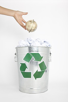 포토 JPG 스튜디오촬영 손 종이 생활용품 실내 지구본 자연보호 환경 재활용 쓰레기통 버리기 사회이슈 심볼 순환 에너지절약 분리수거 종이뭉치 폐휴지 국내포토 컨셉 모션 자연 내부 신체부위 에너지 절약 화장지 보호 쓰레기 오브젝트 친환경 뭉치 파일형식