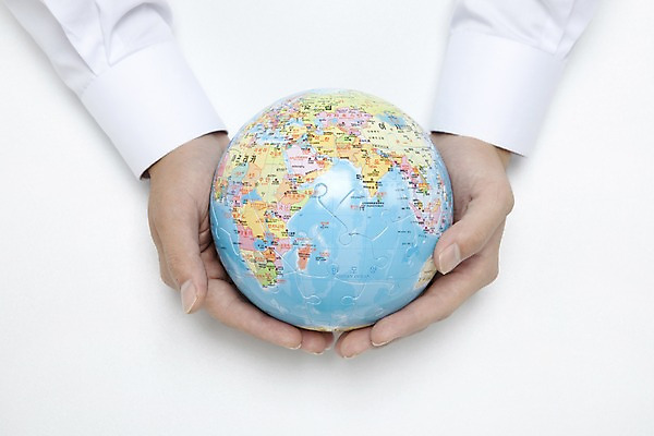 포토 JPG 스튜디오촬영 손 지구 실내 들기 사람 신체부위 지구본 자연보호 환경 사회이슈 에너지절약 입체퍼즐 국내포토 컨셉 모션 자연 내부 에너지 절약 퍼즐 보호 파일형식