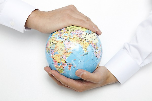 포토 JPG 스튜디오촬영 손 지구 실내 사람 신체부위 지구본 자연보호 환경 사회이슈 에너지절약 입체퍼즐 국내포토 컨셉 자연 내부 에너지 절약 퍼즐 보호 파일형식