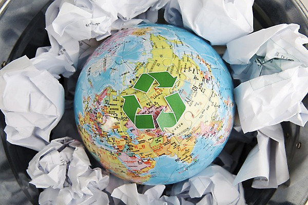 포토 JPG 스튜디오촬영 종이 지구 실내 사람없음 지구본 자연보호 환경 재활용 쓰레기통 쓰레기 사회이슈 심볼 순환 에너지절약 입체퍼즐 종이뭉치 국내포토 컨셉 모션 자연 내부 에너지 절약 퍼즐 보호 친환경 뭉치 파일형식