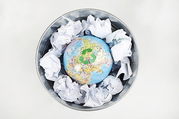 포토 JPG 스튜디오촬영 종이 지구 실내 누끼 사람없음 지구본 자연보호 환경 재활용 쓰레기통 쓰레기 사회이슈 심볼 순환 에너지절약 종이뭉치 국내포토 컨셉 모션 자연 내부 에너지 절약 보호 친환경 뭉치 파일형식