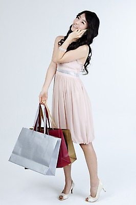 포토 JPG 스튜디오촬영 전신 모델 라이프스타일 드레스 원피스 여자 포즈 한명 서기 미소 웃음 들기 누끼 사람 동양인 20대 성인 스마트폰 쇼핑 쇼핑백 한국인 즐거움 통화 여자만 여자한명만 성인여자만 청년만 청년여자만 성인한명만 청년여자한명만 성인여자한명만 성인만 국내포토 1 옷 감정 가방 모션 실내 표정 인종 청년 생활 핸드폰 스마트기기 파일형식