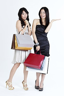 포토 JPG 스튜디오촬영 전신 모델 라이프스타일 드레스 원피스 여자 포즈 안내 서기 미소 웃음 들기 누끼 사람 동양인 손짓 두명 친구 쇼핑 쇼핑백 한국인 여자만 국내포토 옷 가방 관계 모션 실내 표정 인종 생활 파일형식