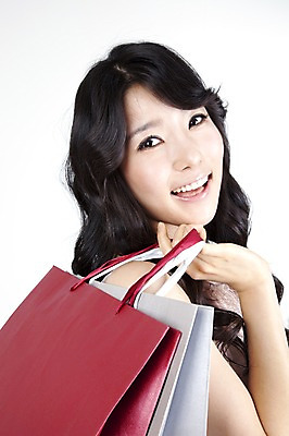 포토 JPG 스튜디오촬영 모델 라이프스타일 여자 포즈 한명 미소 웃음 들기 사람 동양인 근접촬영 상반신 20대 성인 쇼핑 쇼핑백 한국인 즐거움 여자만 여자한명만 성인여자만 청년만 청년여자만 성인한명만 청년여자한명만 성인여자한명만 성인만 국내포토 1 감정 뷰포인트 가방 모션 실내 표정 인종 청년 생활 파일형식