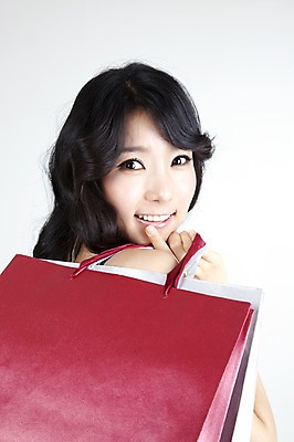 포토 JPG 스튜디오촬영 모델 라이프스타일 여자 포즈 한명 미소 웃음 들기 사람 동양인 손짓 상반신 20대 성인 쇼핑 쇼핑백 한국인 즐거움 여자만 여자한명만 성인여자만 청년만 청년여자만 성인한명만 청년여자한명만 성인여자한명만 성인만 국내포토 1 감정 가방 모션 실내 표정 인종 청년 생활 파일형식