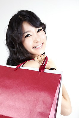 포토 JPG 스튜디오촬영 모델 라이프스타일 여자 포즈 한명 미소 웃음 들기 사람 동양인 상반신 20대 성인 쇼핑 쇼핑백 한국인 즐거움 여자만 여자한명만 성인여자만 청년만 청년여자만 성인한명만 청년여자한명만 성인여자한명만 성인만 국내포토 1 감정 가방 모션 실내 표정 인종 청년 생활 파일형식