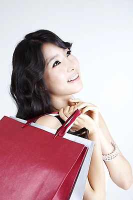 포토 JPG 스튜디오촬영 모델 라이프스타일 여자 포즈 한명 미소 웃음 들기 사람 동양인 상반신 20대 성인 쇼핑 쇼핑백 한국인 즐거움 여자만 여자한명만 성인여자만 청년만 청년여자만 성인한명만 청년여자한명만 성인여자한명만 성인만 국내포토 1 감정 가방 모션 실내 표정 인종 청년 생활 파일형식
