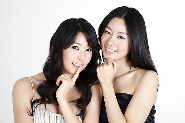 포토 JPG 스튜디오촬영 모델 라이프스타일 드레스 원피스 여자 포즈 미소 웃음 누끼 사람 동양인 손짓 상반신 두명 친구 쇼핑 한국인 여자만 국내포토 옷 관계 모션 실내 표정 인종 생활 파일형식